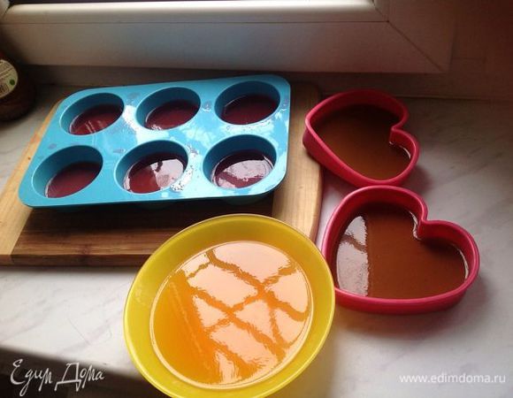 Приготовление состоит из нескольких этапов и так первым делом нужно приготовить желе, я купила упаковочки уже готового желе которые нужно только залить кипятком и оставить застывать(такие пакетики продаются в любом магазине). Оставляла его застывать на ночь  .
