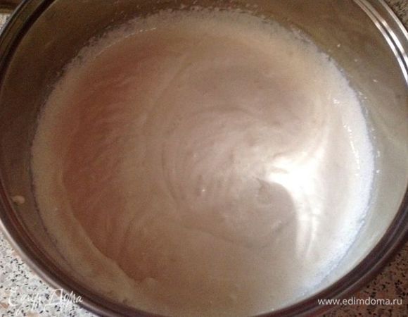 Я делала торт в кастрюле так что прям в ней взбиваем сметану с сахаром,до полного растворения сахара.
Затем разводим желатин в небольшом количестве горячей воды (2-3 ст. л.) и смешиваем его со сметаной.