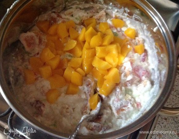 Затем  нарезаю  бисквитный корж добавляю его к сметане. Желе нарезаю произвольно и добавляю в массу. Так же поступаю и с персиками.  Все перемешиваю
