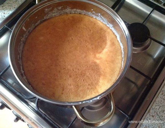 Разравниваю и накрываю бисквитом.Накрыв торт   пленкой я отправила его на ночь в холодильник.
Что бы легче было вынуть торт из формы нужно заранее застелить его пищевой пленкой, я этого делать не стала. Я на бисквит положила тарелку нужного диаметра,  набрала в раковину горяей воды и на минуту опустила кастрюлю и все это дело перевернула. Тортик битое стекло готов