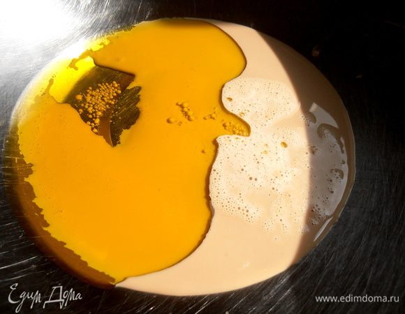 Разводим свежие дрожжи оливковым маслом в большой миске...