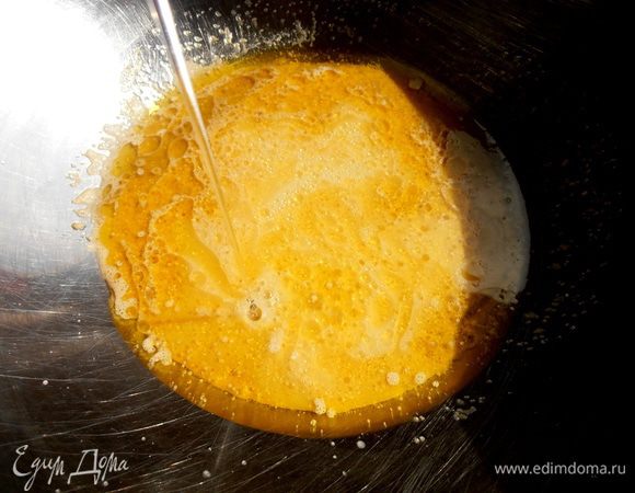 Перемешиваем,потом вливаем тёплую или комнатной температуры воду...