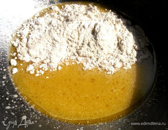 Начинаем вводить просеянную муку по стакану...