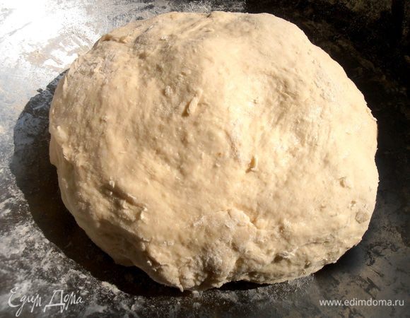 Тесто заранее готовим по этому рецепту (http://www.edimdoma.ru/retsepty/53670-testo-dlya-pitstsy-vernee-dlya-6-shtuk) и даём подойти около 40 минут...