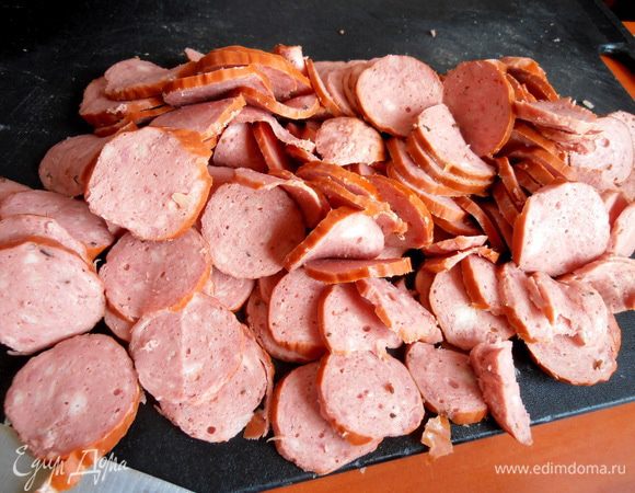 Полукопчёную колбаску нарезать тонко кольцами...