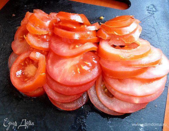 Помидоры нарезать на кружочки...