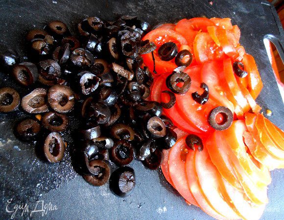 Оливки лучше сразу купить нарезанные колечками...