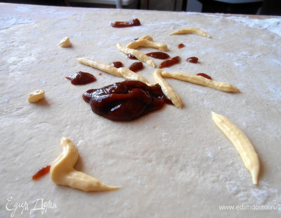 И тонко раскатываем на, присыпанной мукой, большой доске.