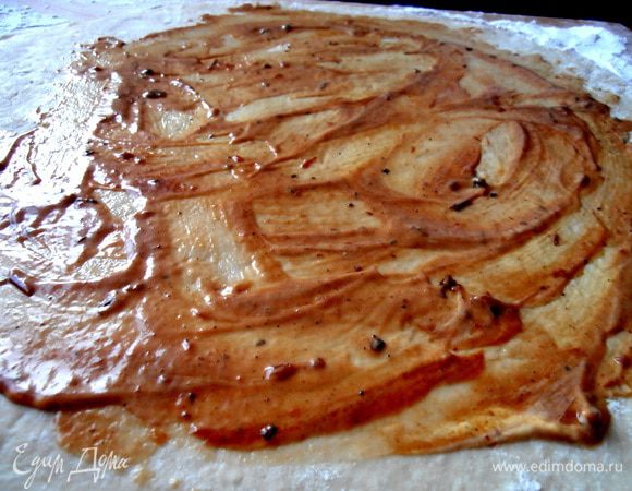 Выдавливаем немного майонеза, кетчупа, смешиваем и размазываем наш абстракционизм по поверхности уверенной мужской рукой))