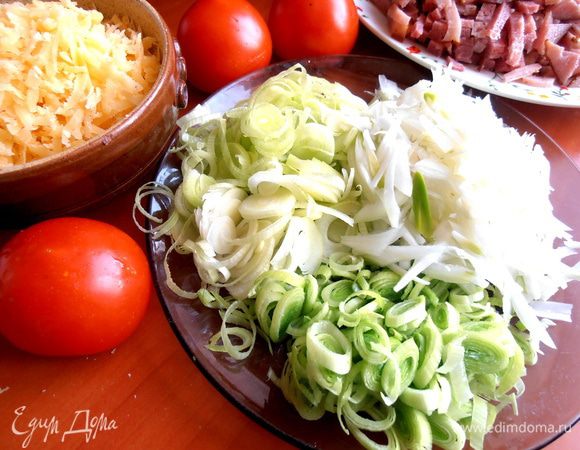 Выбираем для начала из ассорти лука репчатый...