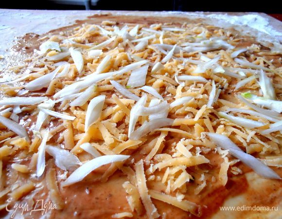 И слегка присыпаем им сыр.