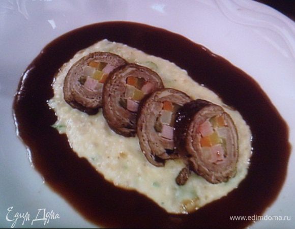 Рулеты: говядину разложить на рабочей поверхности. Фарш сдобрить горчицей, сливками, солью, перцем, поршком чили. Распределить фарш по мясу. 
Очистиь морковь и сельдерей. 1 морковку,  50 г сельдерея, огурец и ветчину порезать брусками, уложить поперёк в шахматном порядке по мясу. Скрутить рулеты и скрепить их спец. иголками или зубочистками.