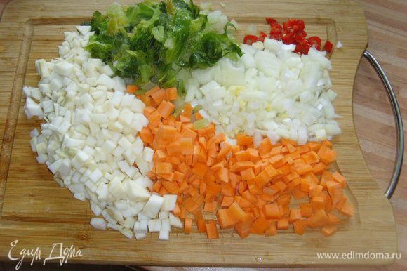Лук, оставшиеся морковь и сельдерей порезать крупным кубиком. Сахарную пудру закарамализировать до светлого цвета в кастрюле, в которой будем готовить рулеты, добавить овощи и обжарить их слегка без добавления жира. Добавить томат, обжарить вместе с овощами.