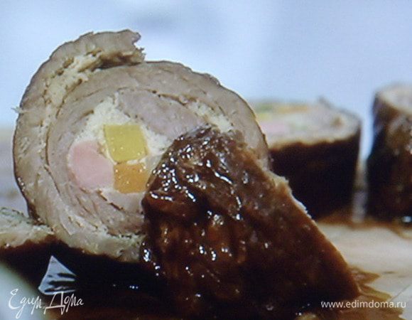 Влить вино и 5 мин проварить, добавить 2/3 бульона, остальным бульоном  разбавить  мясные соки, оставшиеся после жарки рулетов и  "смыть" в общюю кастрюлю. Рулеты поместить в кастрюлю и тушить 2- 2,5 часа при закрытой крышке.
через 40 мин после начала тушения добавить специи, которые нужно тщательно размолоть, так же чеснок и имбирь.
