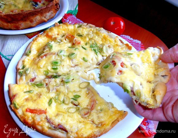 Весь процесс приготовления пиццы можно посмотреть здесь...(http://www.edimdoma.ru/retsepty/53671-pitstsevyy-ray)