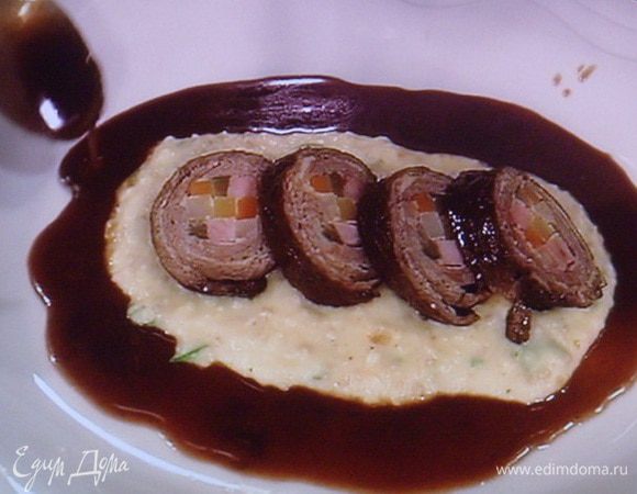 Пюре готовить обычным для вас способом, добавить сливки, масло, соль, мускатный орех, петрушку. Всё тщательно взбить. Макадамия порубить не слишком мелко, подрумянить на сухой, горячей сковородке, вмешать в картофельное пюре. Приятного аппетита!!