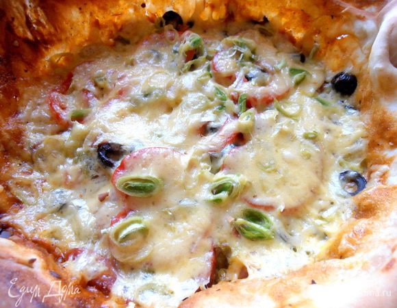 Перекусив, работаем дальше! У меня есть старенькая тефлоновыя форма с довольно высокими бортами..., я предложила не обрезать края теста, а закинуть их за борта! Ну очень я люблю хрустящие крайчики)))... мммм, не оторваться от них! Итак, эта пицца была по индивидуальному заказу!