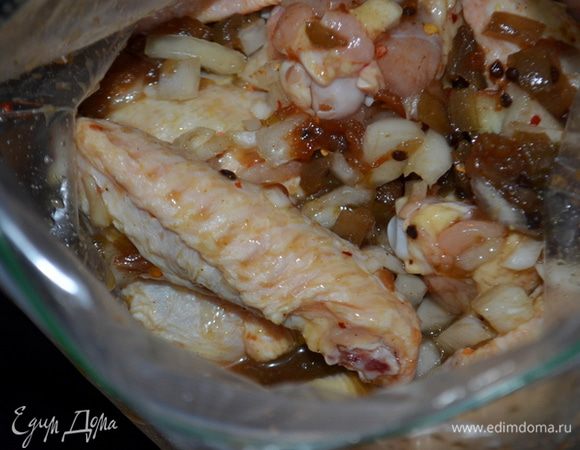 Положить в пакет крылышки и маринад.Мариновать 4часа или на ночь.