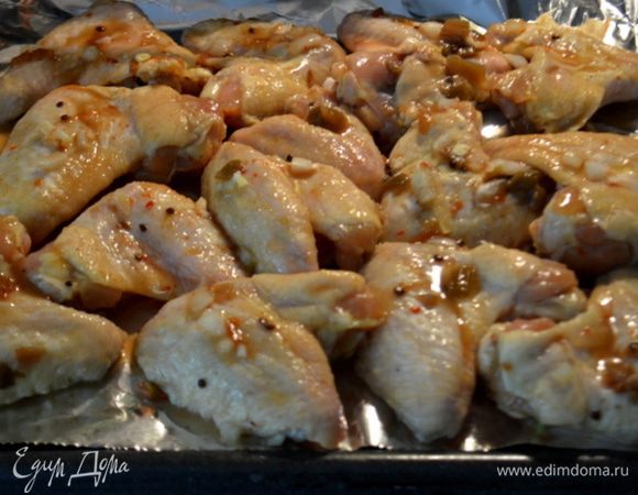 Промаринованные крылышки выложить поштучно на противень для гриля, готовить в режиме гриль 8-10 мин.переворачивать.Или в духовке на 200 гр.