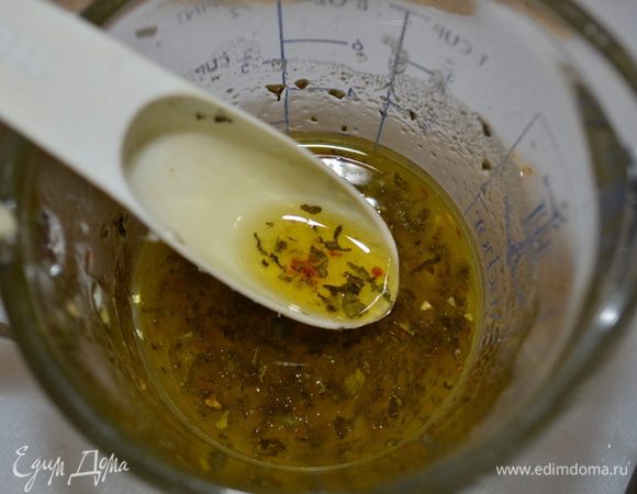 Приготовить маринад путем смешивания всех ингредиентов.