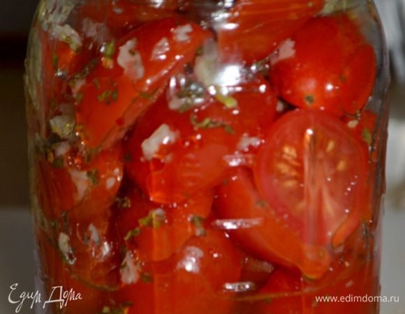 Залить маринадом помидоры. Настоять около получаса.
Хранить в холодильнике.