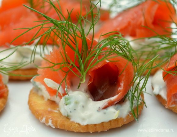 Сразу подавать на стол или заранее крекеры быстро от начинки взмокнут.
Можно сделать заранее начинку и держать в холодильнике,так даже лучше,будет лучше ложиться на крекер холодная начинка.