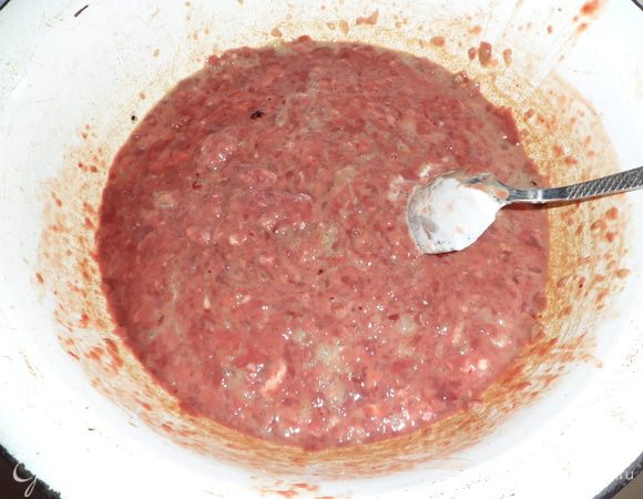   Пропустить через мясорубку сначала печень, а затем лук.
  Смешать в миске  печень, муку, разрыхлитель, яйца и кефир, посолить и поперчить по вкусу.  Замесить густое однородное тесто.
  Противень выстелить бумагой для выпекания. Бумагу смазать сливочным маслом.
  Тесто вылить в противень и выпекать в течение 15 минут при температуре 180 градусов.
