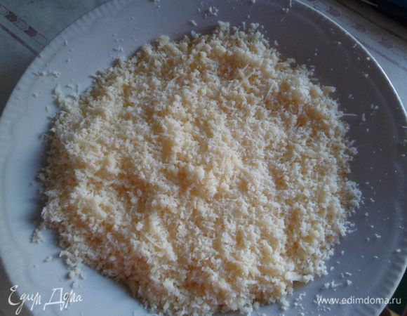 Сыр натереть на мелкой терке