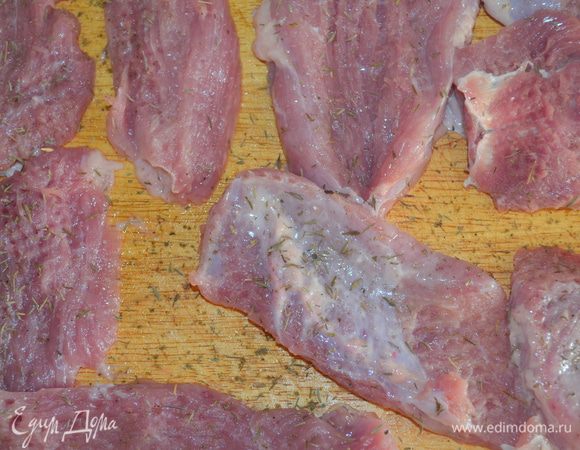 бедро нарезать на плоские  куски с ладонь. Слегка отбить молоточком, посолить, поперчить, посыпать тимьяном.  