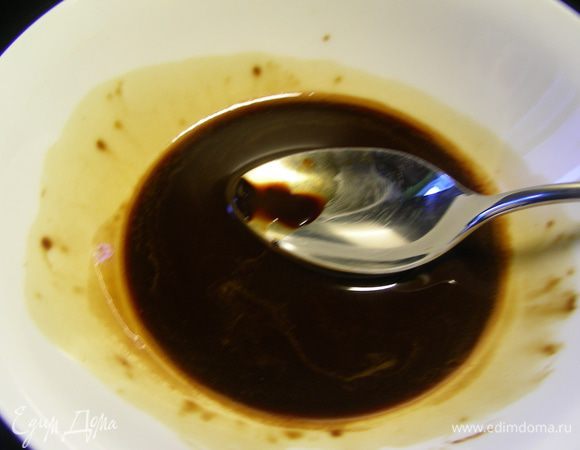 В кофе добавляем воду и оставляем настаиваться минут 15. Муку смешиваем с содой.