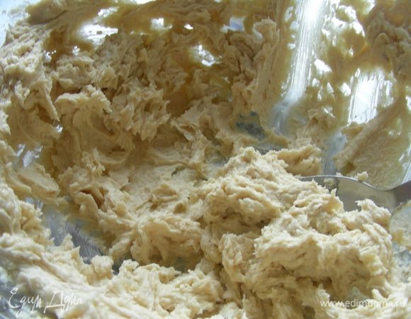 Сливочное масло взбиваем с двумя видами сахара до кремообразного состояния.
