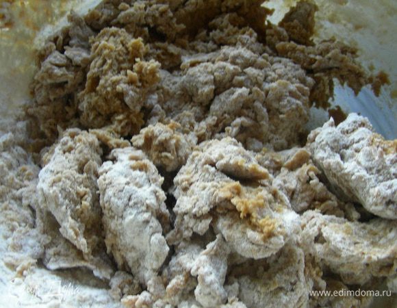 Добавляем муку, перемешиваем (я на этом этапе не сильно вымешивала, ждала, пока добавлю шоколад и орехи).