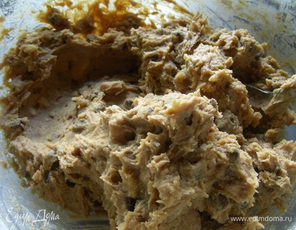 Добавляем шоколад и орехи, все как следует перемешиваем. Ставим тесто в холодильник на 30 минут.
