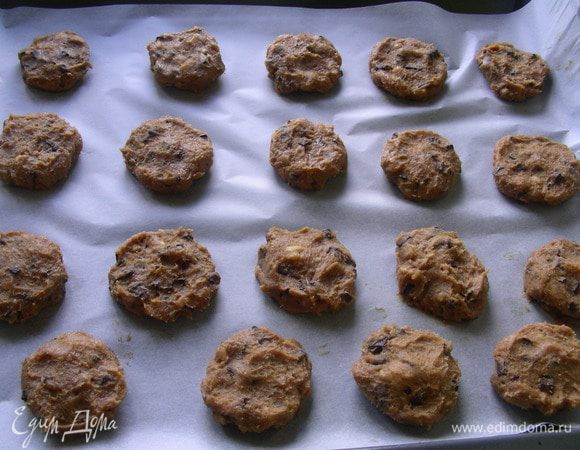 Противень застилаем бумагой для выпечки. Делаем шарики диаметром около 2 см и выкладываем их на противень. Между ними надо оставлять большое расстояние - около 4 см, так как печенья при выпечке сильно растекаются. Я этого не сделала и они у меня немного соединились при выпечке, правда потом легко было их разъединить. Но все-таки расстояние должно бытьв 2 раза больше, чем у меня на фото, поэтому, возможно получится 2 протвиня. Если вы выпекаете не все сразу, то лучше оставшееся тесто временно вернуть в шолодильник.