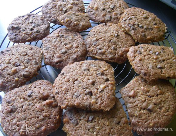 В рецепте рекомендовали их печь при 160 гр 10-12 минут. У меня за это время они не были готовы, получилось так: 15 минут при 160 гр и 10 минут при 180гр.По ним видно, когда они готовы: печенья становятся твердые, края слегка запеченные. Остужаем их на решетке.

