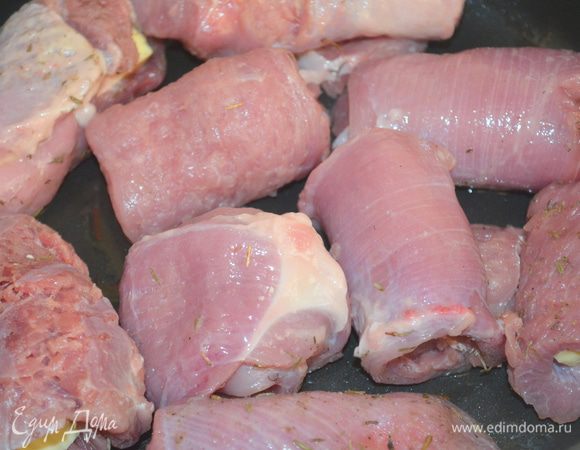 укладываем рулетики в форму для запекания