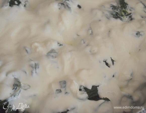 сверху залить все сметаной