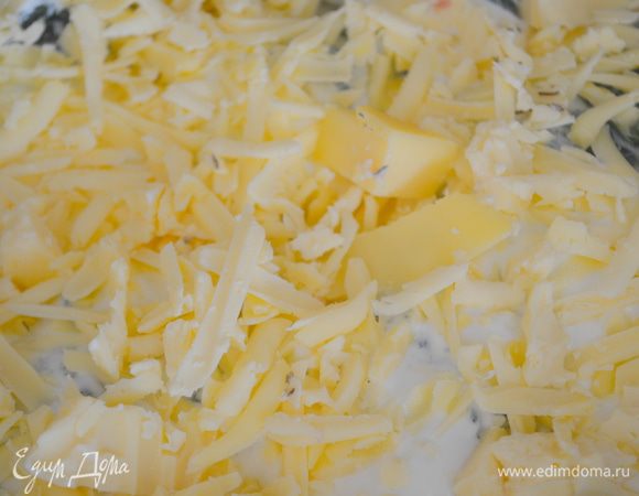 сверху выкладываем оставшийся сыр (натереть на терке его), 