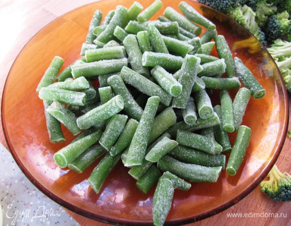 Налейте в кастрюлю воды (у меня 3-х литровая), поставьте на огонь, доведите до кипения. Пока вода закипает, подготовьте овощи. Стручковую фасоль разморозьте, если необходимо.