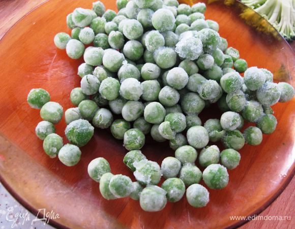 Зеленый горошек также разморозьте.