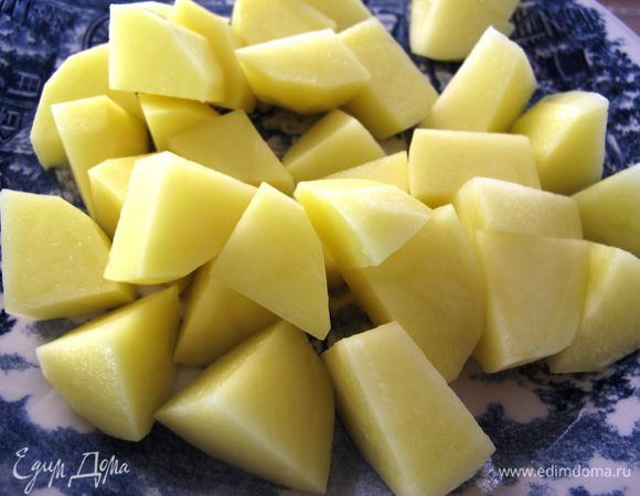 Картофель и кабачки нарежьте брусочками.