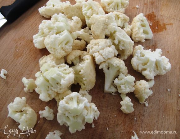 Цветную капусту разделите на соцветия.