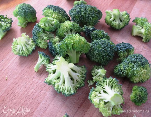 Брокколи разделите на соцветия.