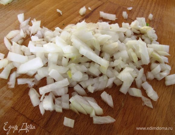 Лук мелко нарежьте.