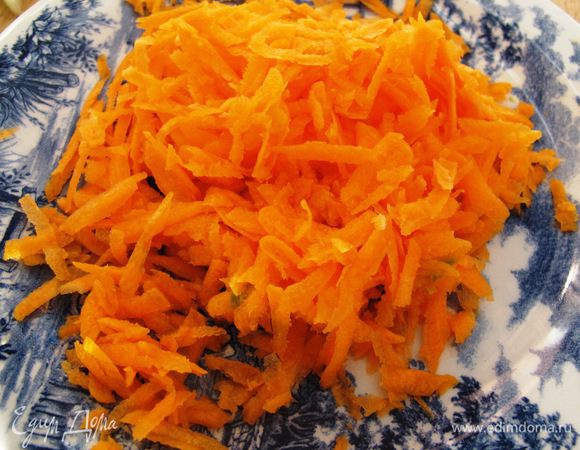 Морковь натрите на крупной терке.