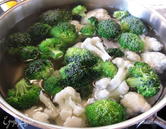 В кастрюлю с кипящей водой положите цветную капусту, брокколи, картофель и кабачки.