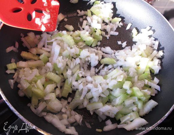 На растительном масле обжарьте лук и сельдерей 5 минут.