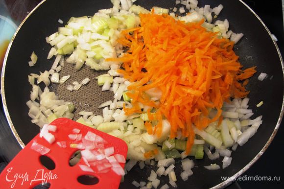 К луку и сельдерею добавить морковь, тушить минут 8. Закинуть в суп.