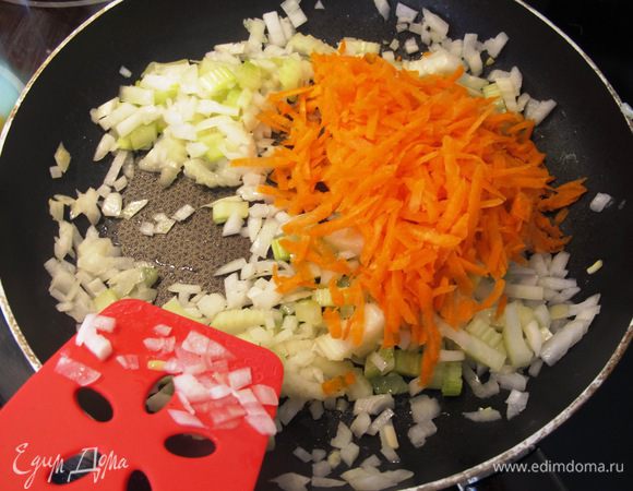 К луку и сельдерею добавьте морковь, тушите минут 8. Отправьте в суп.