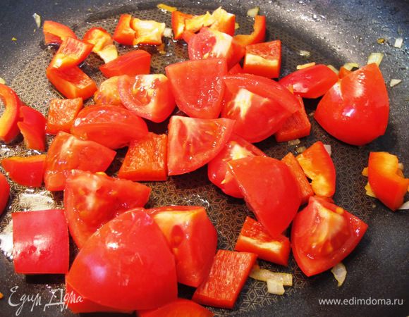 Помидоры и перец обжарьте на растительном масле до того момента, пока с помидора не начнет сниматься кожица. Добавьте в суп.